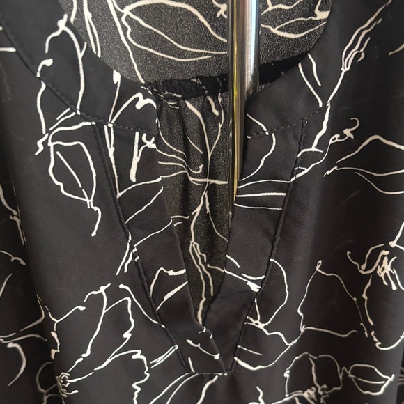 Maurices Black and White Floral poplin top. Large - Picture 3 of 5